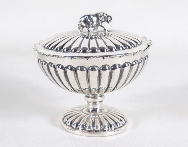 Zuccheriera tonda in argento a baccellature, pomo a forma di elefante, gr. 360 