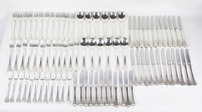 Servizio di posate in argento Titolo 925 cesellato e sbalzato (84 pz), gr. 3220