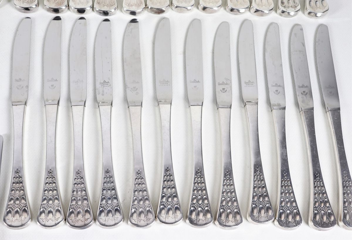 Servizio di posate in argento Titolo 925 cesellato e sbalzato (84 pz), gr. 3220