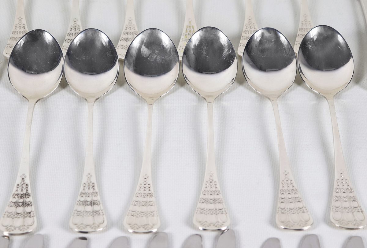 Servizio di posate in argento Titolo 925 cesellato e sbalzato (84 pz), gr. 3220