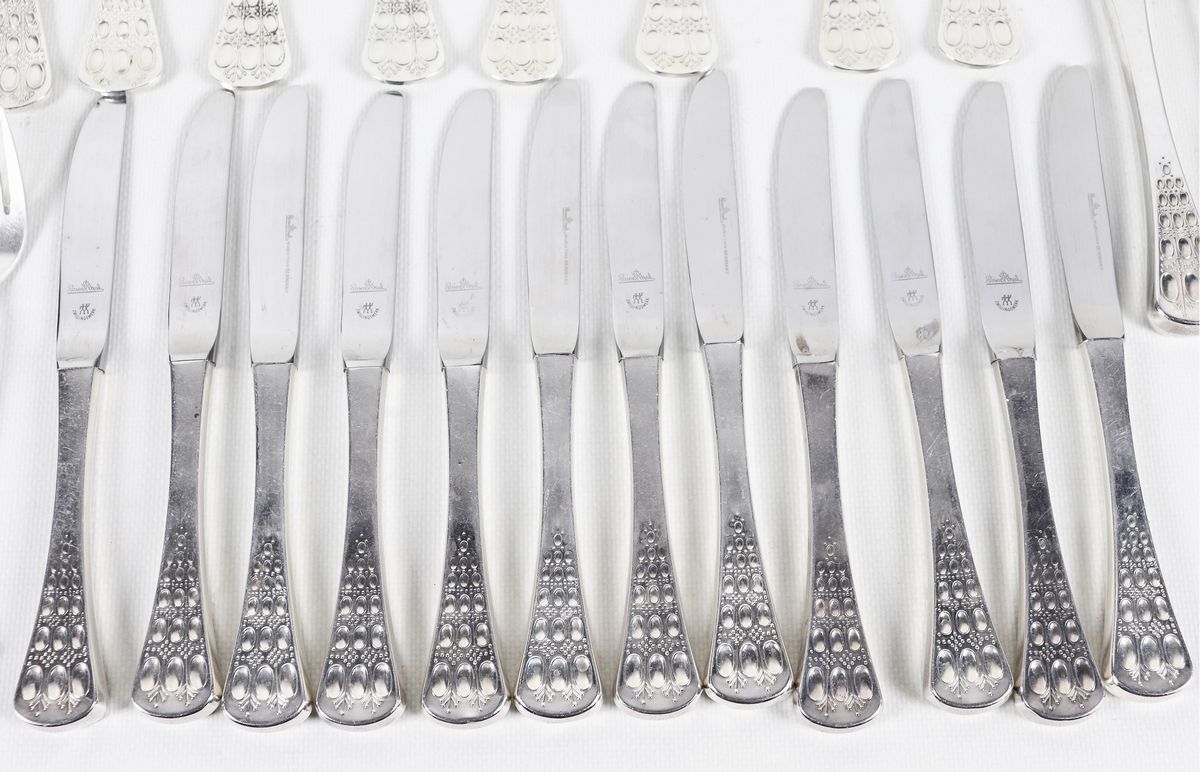 Servizio di posate in argento Titolo 925 cesellato e sbalzato (84 pz), gr. 3220