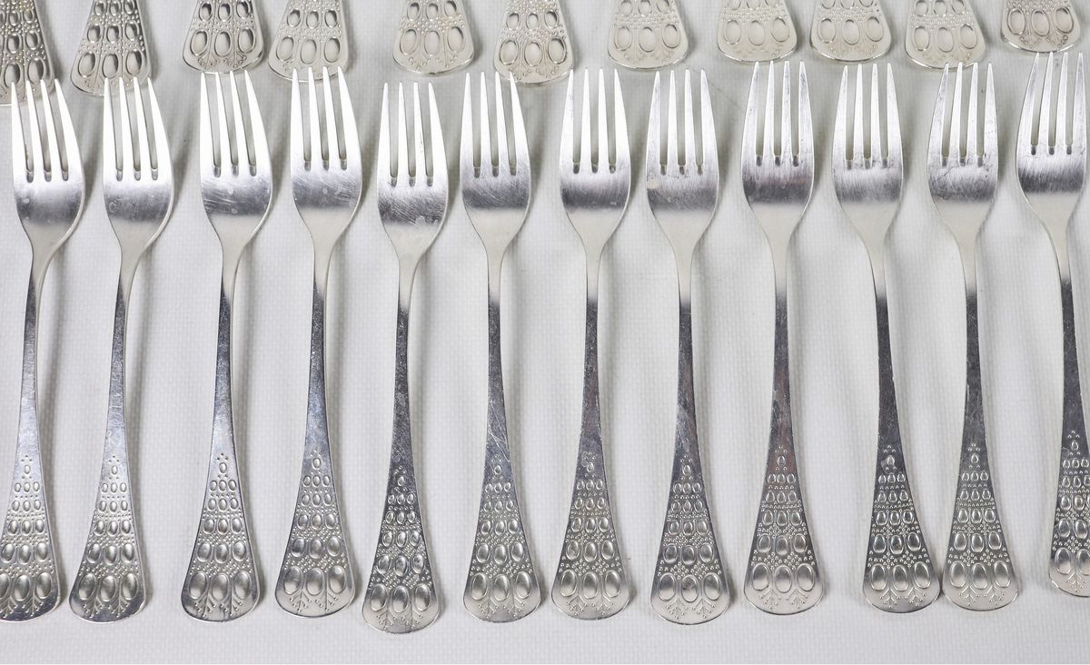 Servizio di posate in argento Titolo 925 cesellato e sbalzato (84 pz), gr. 3220