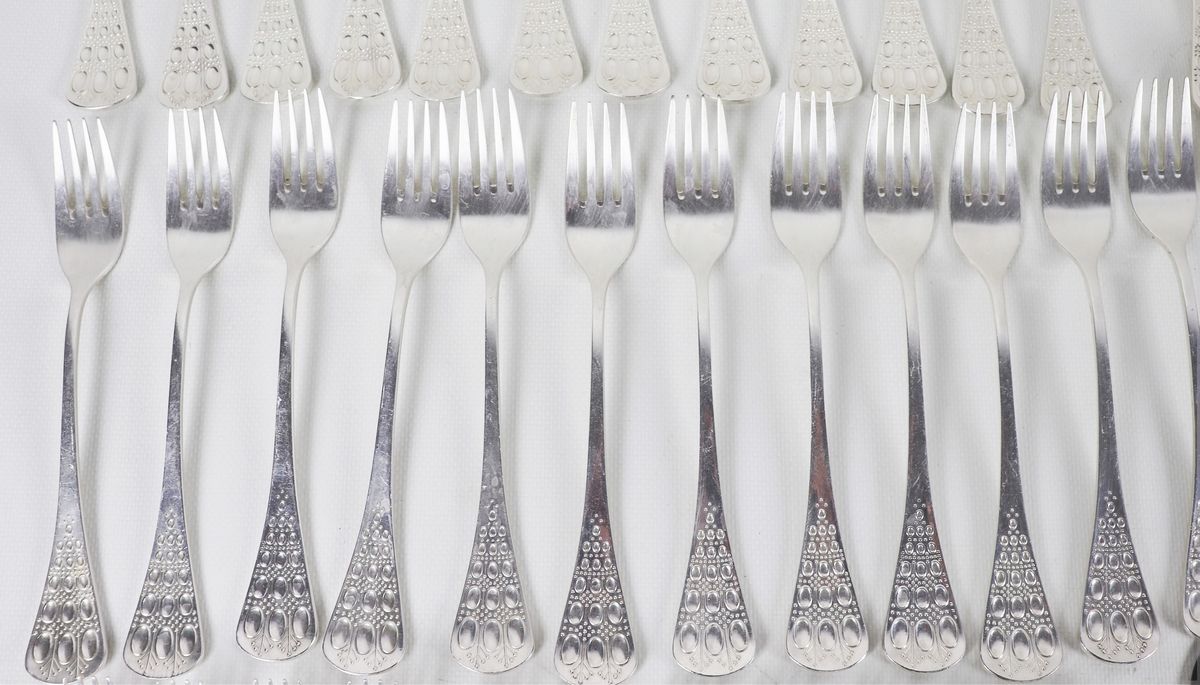 Servizio di posate in argento Titolo 925 cesellato e sbalzato (84 pz), gr. 3220