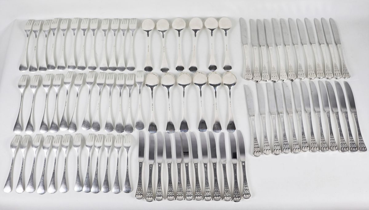 Servizio di posate in argento Titolo 925 cesellato e sbalzato (84 pz), gr. 3220