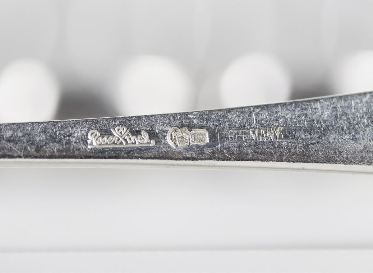Servizio di posate in argento Titolo 925 cesellato e sbalzato (84 pz), gr. 3220