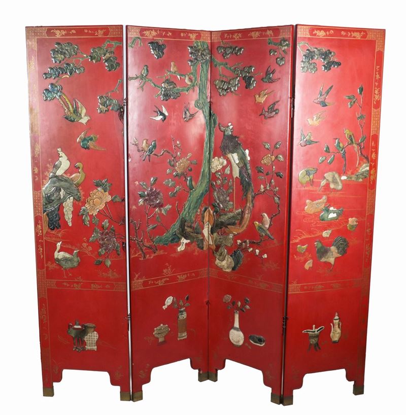 Paravento cinese in lacca rossa e nera con decorazioni a rilievo in varie giade e pietre dure a m...