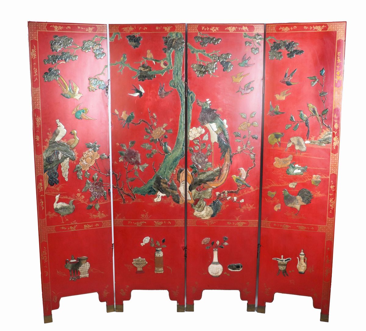 Paravento cinese in lacca rossa e nera con decorazioni a rilievo in varie giade e pietre dure a m...