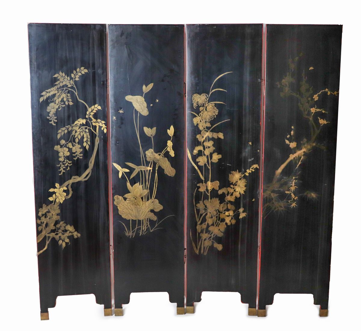 Paravento cinese in lacca rossa e nera con decorazioni a rilievo in varie giade e pietre dure a m...
