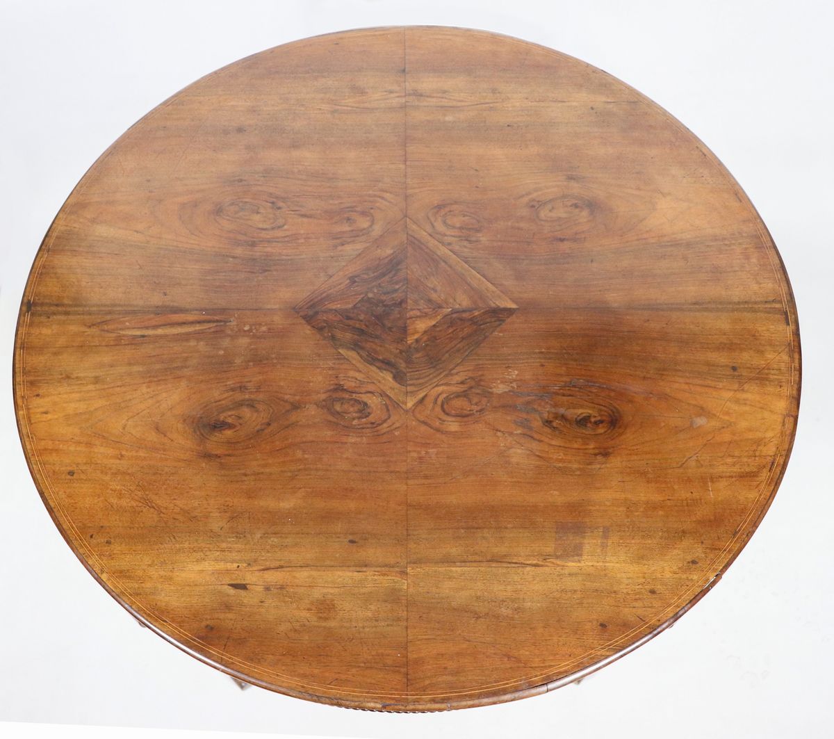 Tavolo da centro toscano Epoca Carlo X in noce, a forma tonda con sottofascia del piano intarsiat...