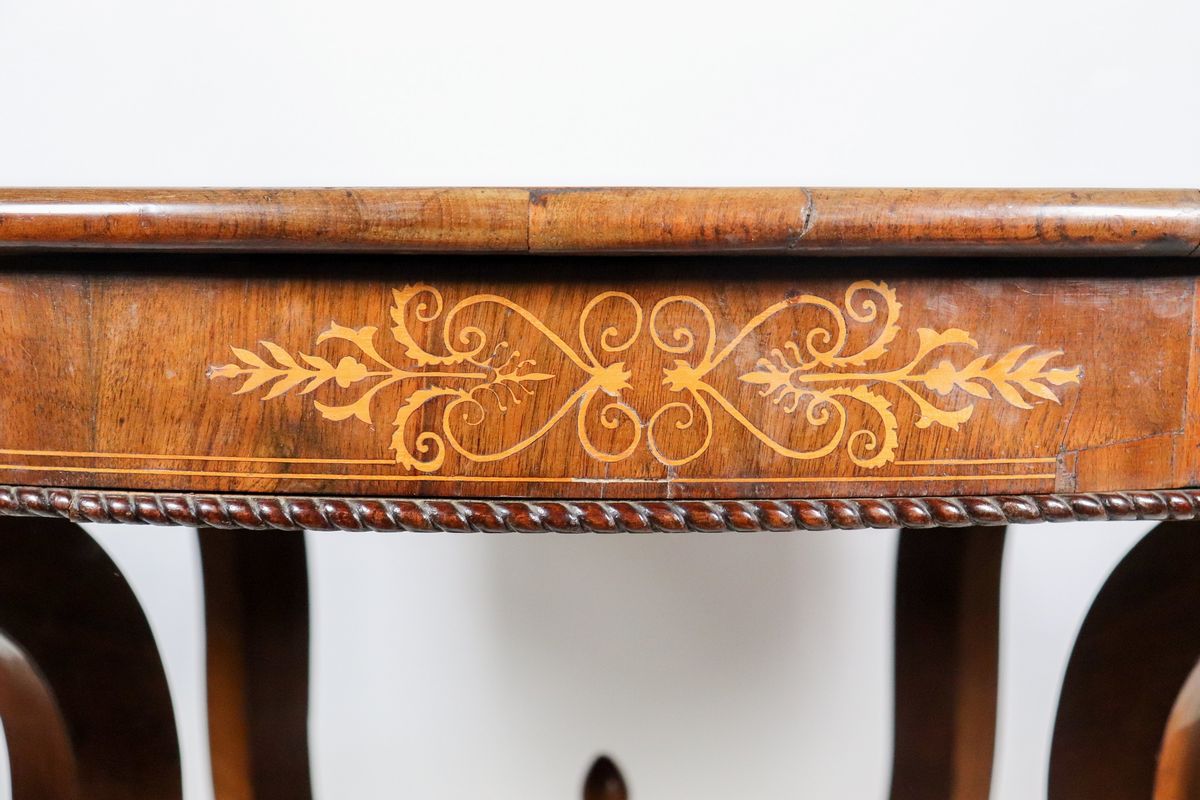 Tavolo da centro toscano Epoca Carlo X in noce, a forma tonda con sottofascia del piano intarsiat...