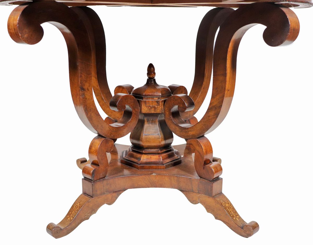 Tavolo da centro toscano Epoca Carlo X in noce, a forma tonda con sottofascia del piano intarsiat...