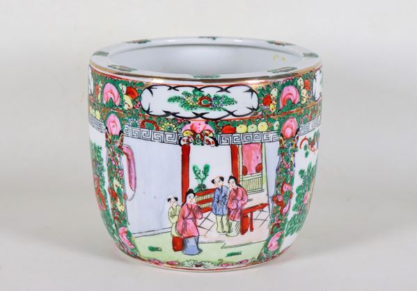 Piccolo cachepot cinese in porcellana Canton, con decorazioni in smalti policromi a rilievo a motivi di scene orientali