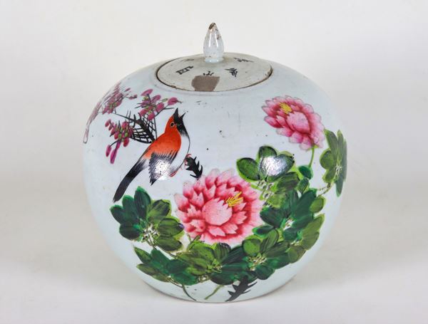 Antica potiche cinese in porcellana, con decorazioni in smalto a rilievo a motivi di fiori e uccello esotico