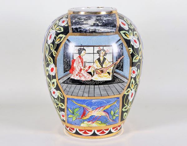 Vaso in ceramica policroma smaltata con decorazioni a cineserie