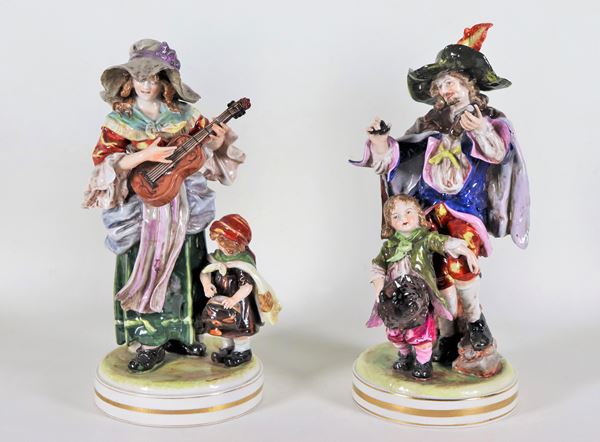 Coppia di piccole sculture "Suonatori", in porcellana policroma e smaltata di Capodimonte