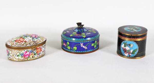 Lotto di tre scatole, una ovale in porcellana francese e due cinesi tonde in smalto cloisonnè
