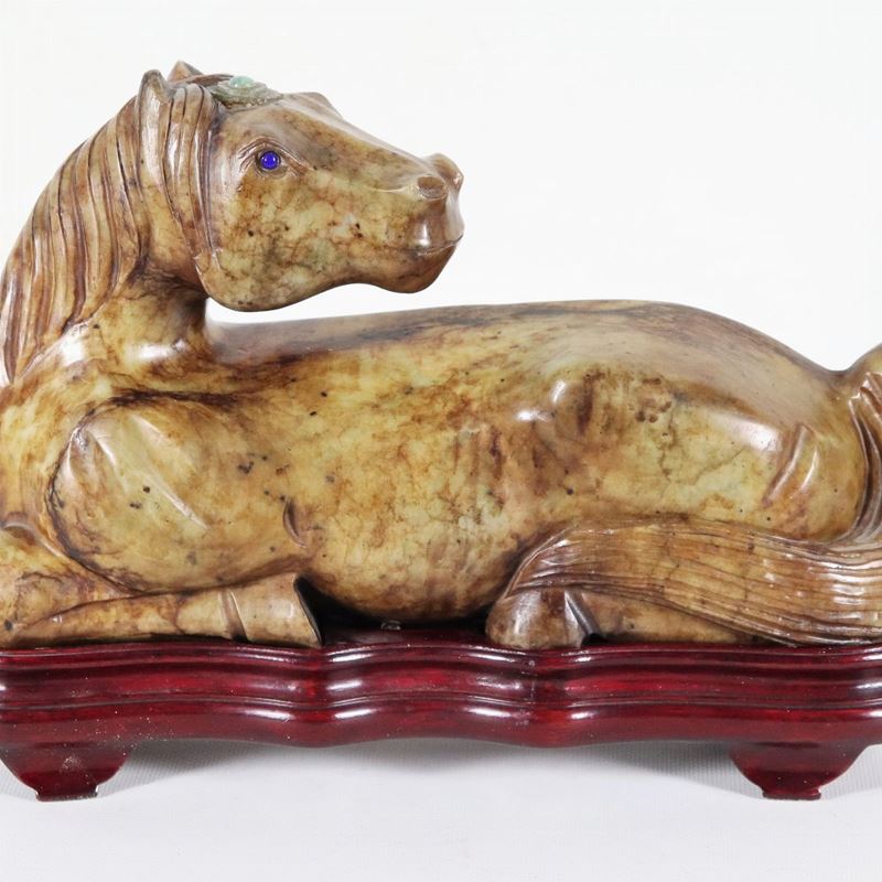 Scultura cinese in giada "Cavallo", basetta in teak