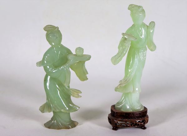 Lotto di due statuine cinesi in giada verde "Cortigiane"