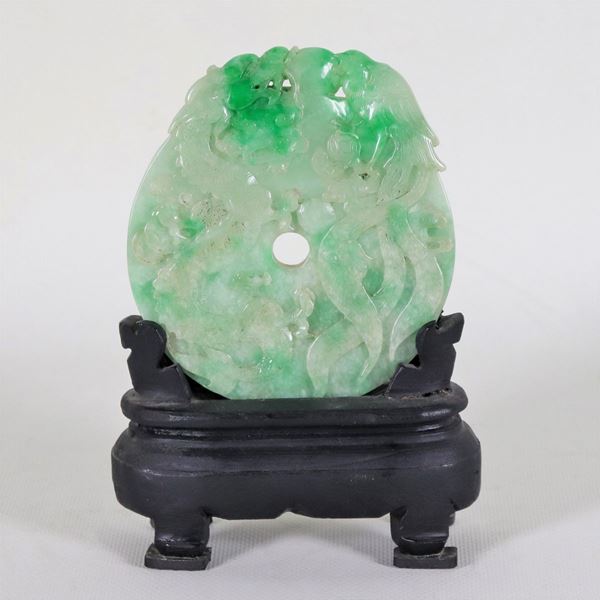 Ciondolo cinese "Medaglione Imperiale", in giada verde con basetta in teak