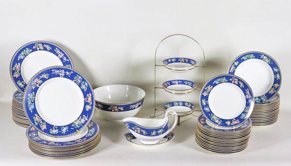 Servizio di piatti in porcellana Wedgwood, con fascia blu sul bordo a decori floreali (64 pz)