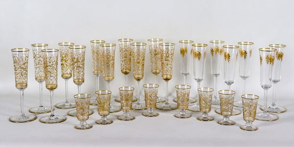 Lotto di diciotto flute e otto bicchierini da liquore in cristallo, con decorazioni dorate (26 pz)