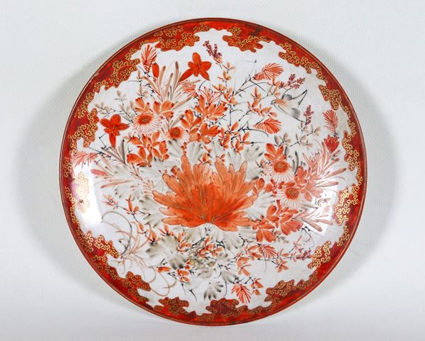 Chinese wall plate in porcelain, with floral motif decorations