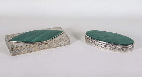 Lotto di due scatole in metallo argentato e cesellato, sui coperchi applicazioni a finta malachite