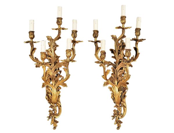 Coppia di appliques francesi in bronzo dorato e cesellato a motivi Luigi XV, 5 luci ciascuna