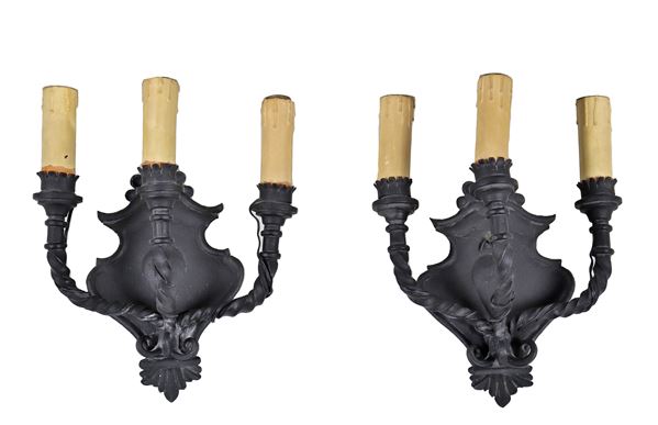 Coppia di piccole appliques in ferro battuto nero, 3 luci ciascuna