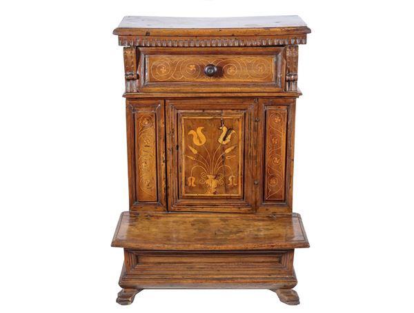 Louis XIV Lombardo-Veneto kneeler in walnut, with boxwood inlays with floral intertwining motifs