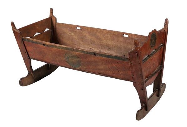Ancient Alto-Veneto cradle in walnut with carved sides