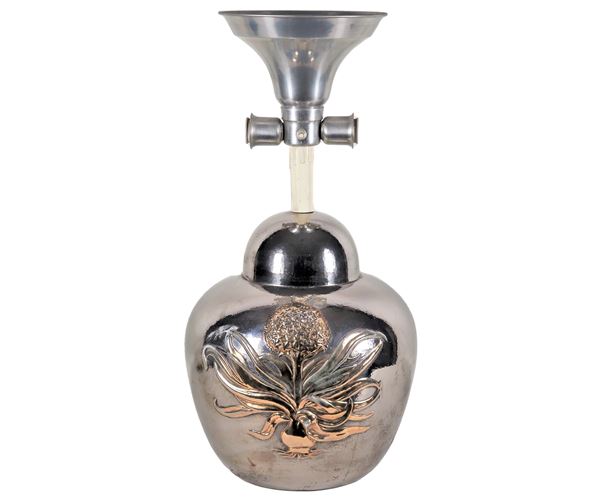 Lampada da tavolo in ceramica argentata, con decorazione a rilievo di fiore dorato