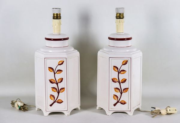 Coppia di lampade da tavolo esagonali, in ceramica smaltata bianca con foglie a rilievo marroni e gialle
