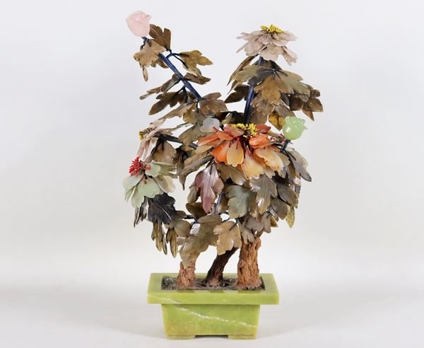 Small Chinese vase with flowering trees in jade, quartz and semi-precious stones