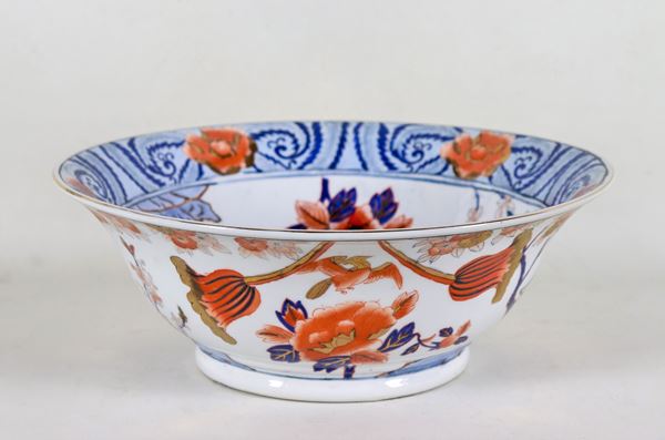Bacile tondo in porcellana, con decorazioni in smalto a rilievo a motivi di fiori e uccelli orientali