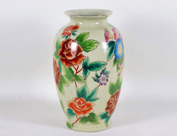 Vaso cinese in porcellana, con decorazioni in smalto a rilievo a motivi di fiori orientali
