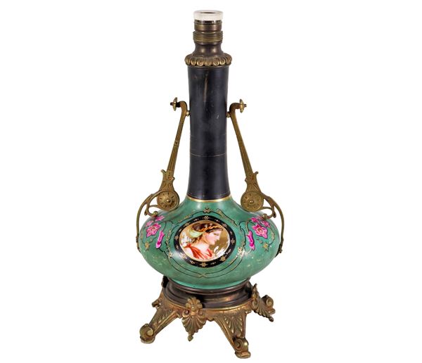 Antico vaso francese Luigi Filippo in porcellana verde e nera, con medaglioni variopinti "Volto di fanciulla" e "Strumenti musicali", manici e base in bronzo sbalzato