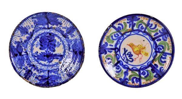 Coppia di piccoli piatti da muro in maiolica italiana, con decorazioni in blu a motivi di fiori e uccellino