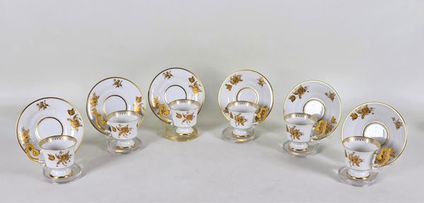 Lotto di sei tazzine da caffè con piattini in porcellana Heinrich - Bavaria, con decorazioni dorate a rilievo di mazzetti di fiori