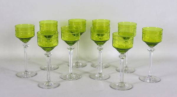 Lot of ten goblets in green Bohemian crystal, engraved with Louis XVI motifs  - Auction Timed Auction - ANTIQUES FROM PRIVATE COLLECTIONS - Gelardini Aste Casa d'Aste Roma