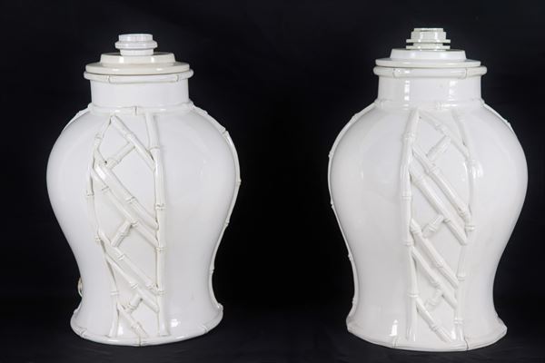 Coppia di lampade a forma di potiches in ceramica porcellanata e smaltata bianca, con decorazioni a rilievo a motivo Bamboo