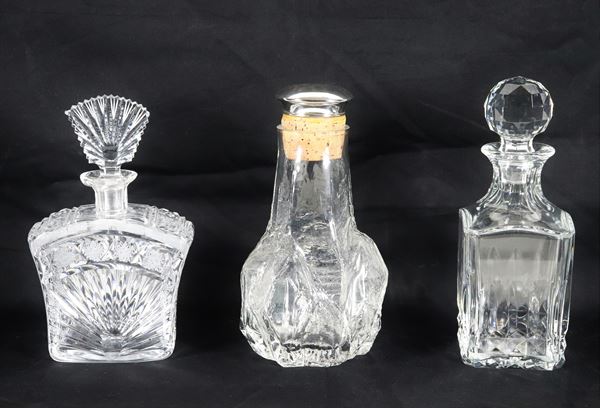 Lotto di due bottiglie da liquore in cristallo e una per frutta sciroppata in vetro con tappo rivestito in argento (3 pz)