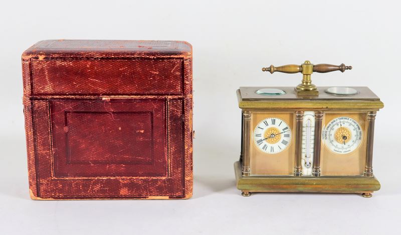 Antico strumento da viaggio con orologio, barometro aneroide e bussola, in metallo dorato con col...