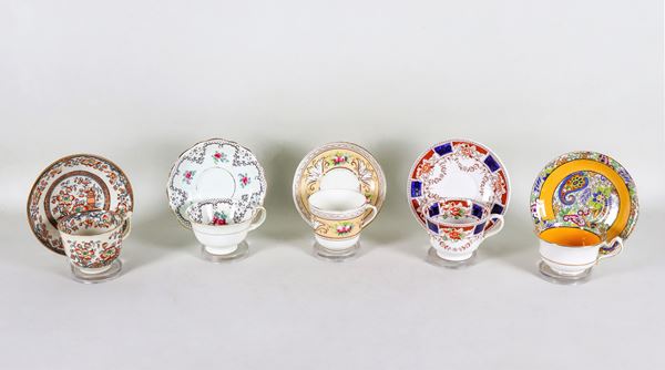 Lotto di cinque tazze con piattini da tè in porcellana inglese, con decorazioni policrome a motivi di fiori