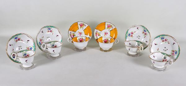 Lotto di sei tazze con piattini da tè e caffè in porcellana francese e inglese , con decorazioni policrome a motivi floreali