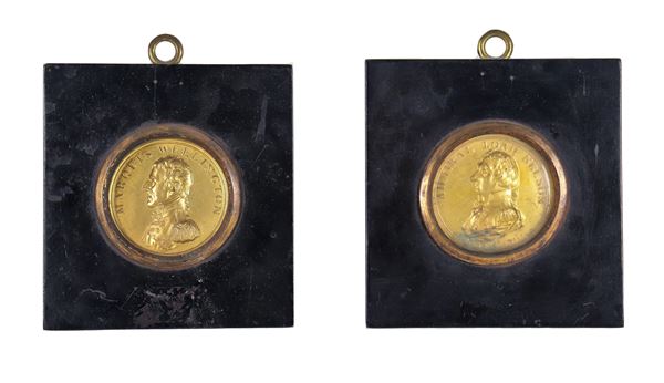 Coppia di antichi piccoli medaglioni "Wellington e Nelson", in metallo dorato con cornicette quadrate in ebano