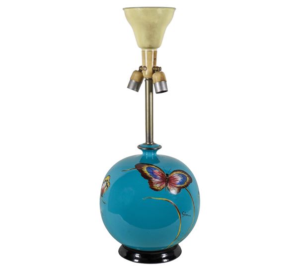 Lampada da tavolo in ceramica celeste porcellanata e smaltata, con decorazioni in smalto a rilievo a motivi di farfalle