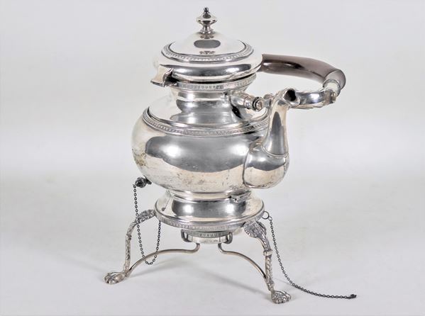 Antico samovar in argento con spiritiera, cesellato e sbalzato a motivi Impero, tre gambe leonine e manico in legno, gr. 1600