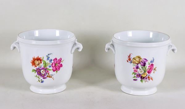 Pair of Richard Ginori white porcelain cachepots, with colorful decorations with bunches of flowers