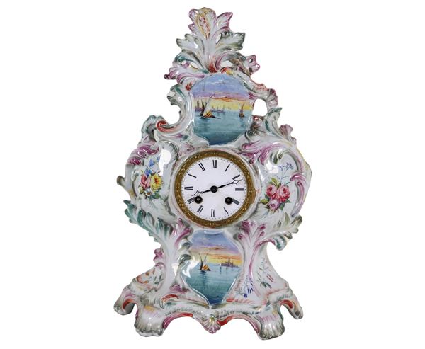 Pendola da tavolo in maiolica smaltata Le Nove, con decorazioni variopinte a motivi di vedute di Venezia e mazzetti di fiori, quadrante in smalto bianco
